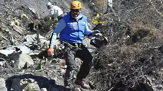 Първи кадри от разчистването на авиоостанките в Алпите (снимки, видео)