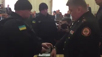 Арестуват висши чиновници на правителствено заседание в Киев (видео)
