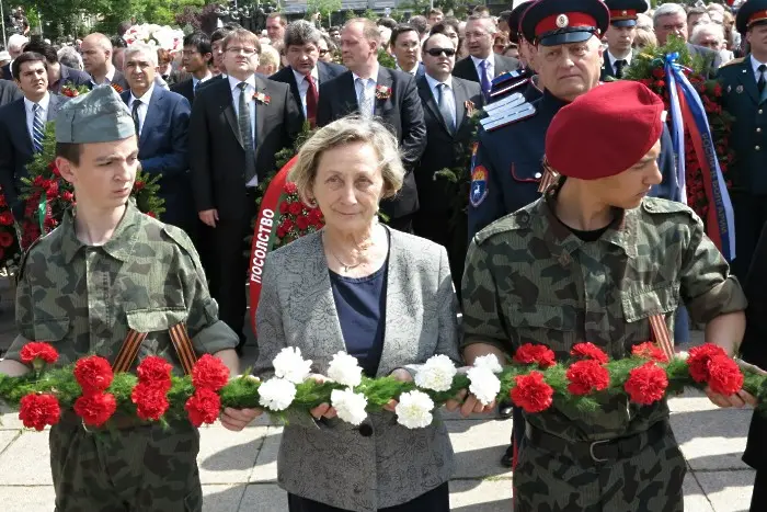 Нешка Робева и Сталин пред Паметника на Съветската армия
