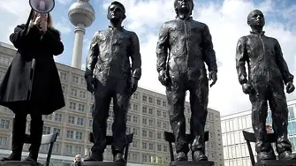 Увековечиха Асанж, Сноудън и Манинг със статуи (видео)