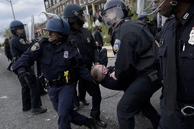 Бунтовете срещу полицията в Балтимор тлеят отдавна