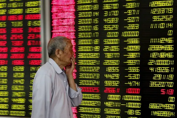 Китайските акции се сринаха