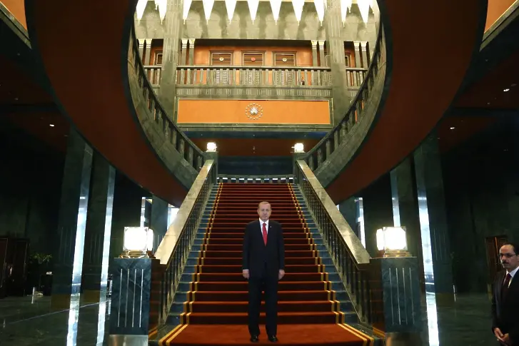 Ердоган е в двореца си, а Турция - пред гражданска война