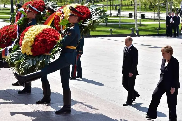 В Москва: Меркел и Путин почетоха жертвите на Втората световна война