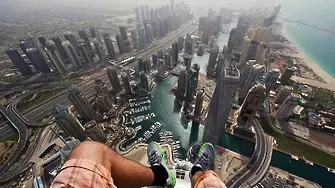 558 души скочиха с парашути в Дубай (видео)