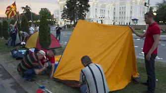 Стотици остават на палатки, очаквайки оставката на Груевски