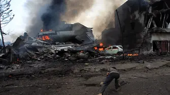 Самолет падна върху къщи в Индонезия, уби десетки