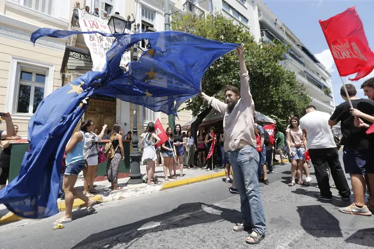 МВФ: Гърция не може без нова програма и опрощаване на дълг