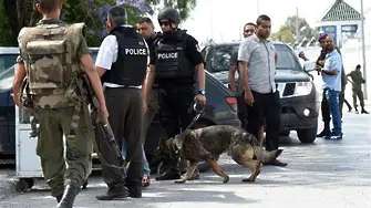 Над 30 застреляни в хотел в Тунис, 25 в кувейтска джамия (обновена + снимки)