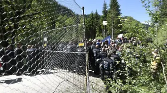 Демонстранти достигнаха до форума на Г-7 високо в планината