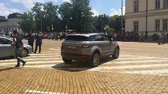 Глобиха шофьора на Йордан Цонев заради паркиране пред парламента (ВИДЕО)