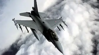 САЩ представят F-16, за който преговаряме, на родна земя