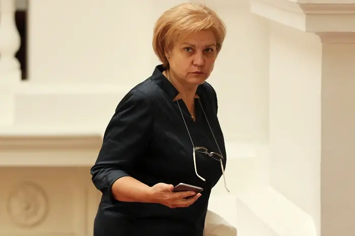 Менда Стоянова: Няма опасност да вдигаме данъците. Засега