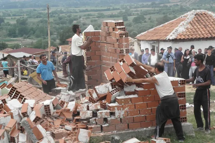Събориха незаконни ромски къщи в Асеновград