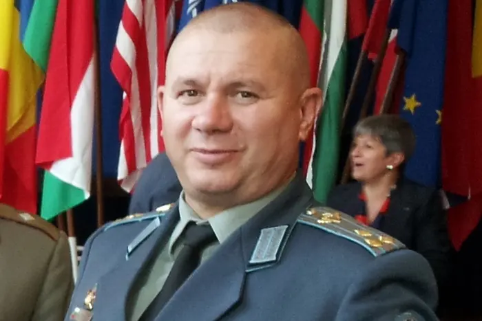 Освобождават генерал Шивиков от армията
