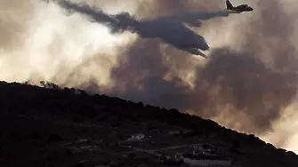 Пожари бушуват на гръцки острови