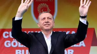 Арестуваха журналист за фалшиво селфи на Ердоган