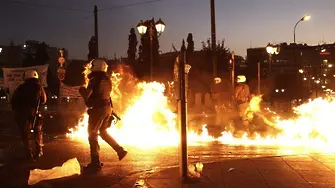 Тежки сблъсъци между полиция и демонстранти в Атина (СНИМКИ)