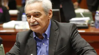 Ципрас отстъпил пред кредиторите заради заплаха от преврат