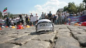 Полицаите започват протести - засега от Варна