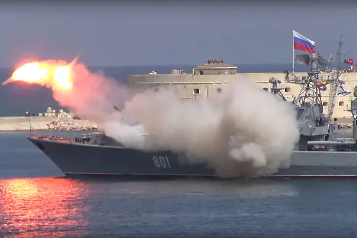 Ракета се взриви при изстрелване от руски кораб (видео)