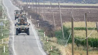 Турция вдига 82 км ограда по границата със Сирия