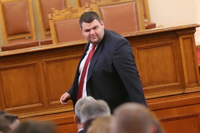 Чакаме ли бизнесмена Пеевски в сряда в парламента?