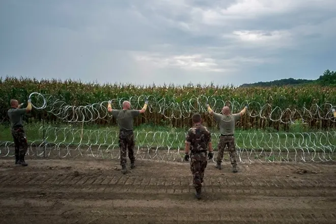 Унгария опаса с бодлива тел границата със Сърбия
