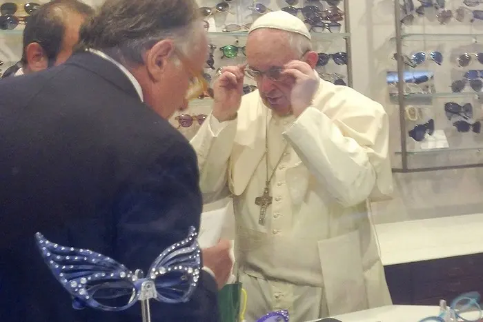 Папата пести - слага стъкла на стара рамка за очила