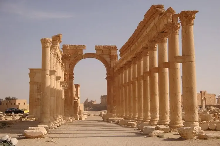 Джихадистите взривиха и Триумфалната арка в Палмира