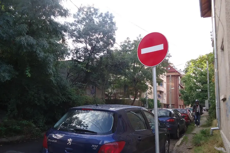 Колко знака забраняват еднопосочна улица?