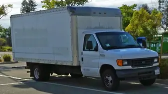 Служител на Google живее в камион, пести за кредит
