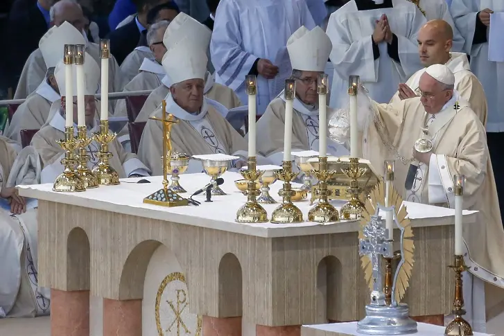Папата извърши първа канонизация в САЩ (снимки)