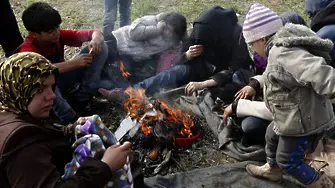 Мигранти подпалиха лагер в Словения - не искали да чакат (видео)