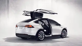 Tesla кара през улици и магистрала и накрая паркира сама (ВИДЕО)