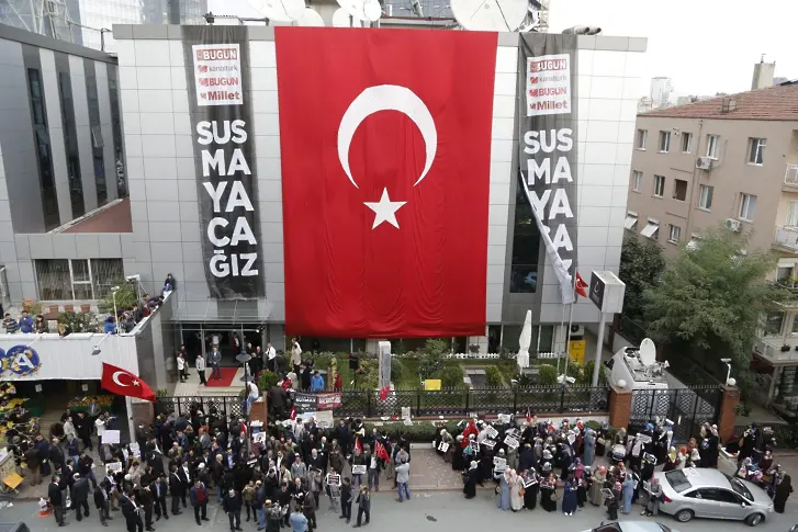 Турската полиция щурмува редакции
