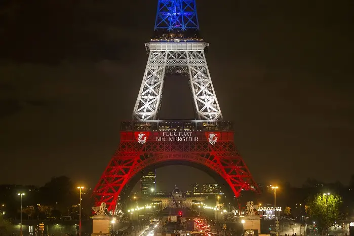 Френските власти: Инцидентът на Айфеловата кула не е криминален 
