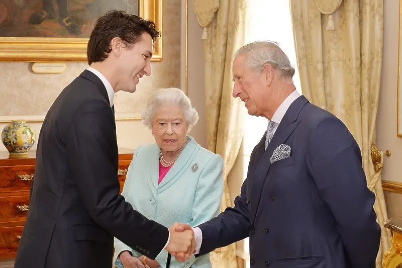 Елизабет Втора: Благодаря ви, г-н премиер, че ме състарихте