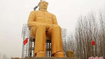 Нагоре-надолу. Свалиха огромната златна статуя на Мао
