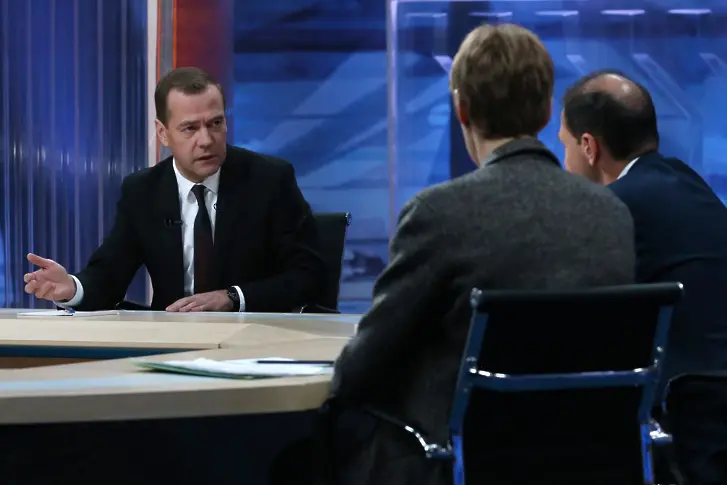 Медведев призна - цените на петрола не са радостни
