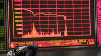 Срив на цените спря китайските борси