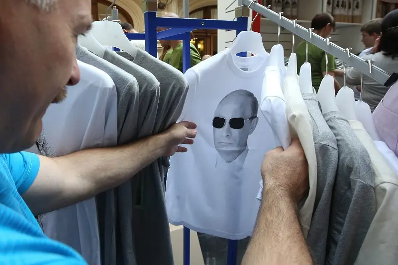Бански, тениски, статуетки: за бизнеса с лика на Путин
