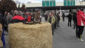 Гръцки фермери блокираха границата с България