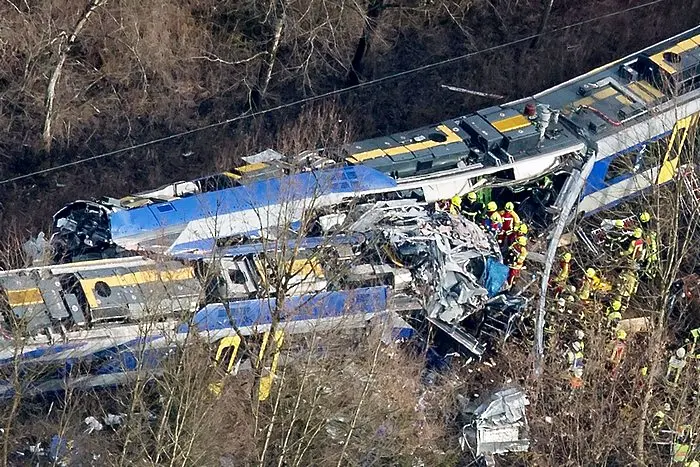 Десет загинали и 108 ранени при влакова катастрофа в Бавария (обновена)