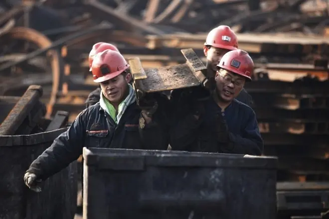 Четирима миньори спасени в Китай след 36 дни под земята