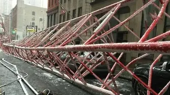 Огромен кран падна в Ню Йорк