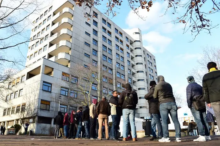 Бежанец почина на опашка за регистрация в Берлин