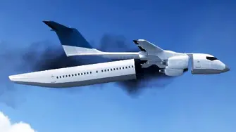 Самолет се цепи и спасява пътници