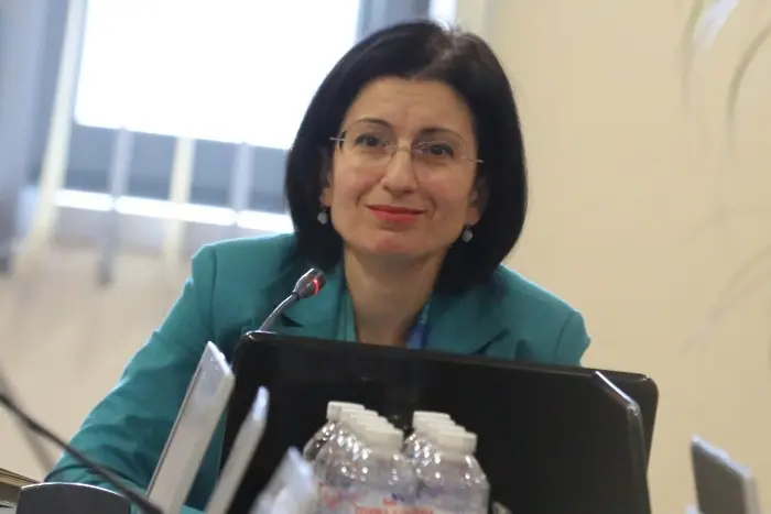 Соня Найденова поиска дебат за отговорността на главния прокурор и шефа на ВАС