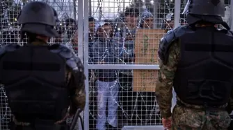 Бежанци атакуват с камъни и пръти граничната ограда на Македония